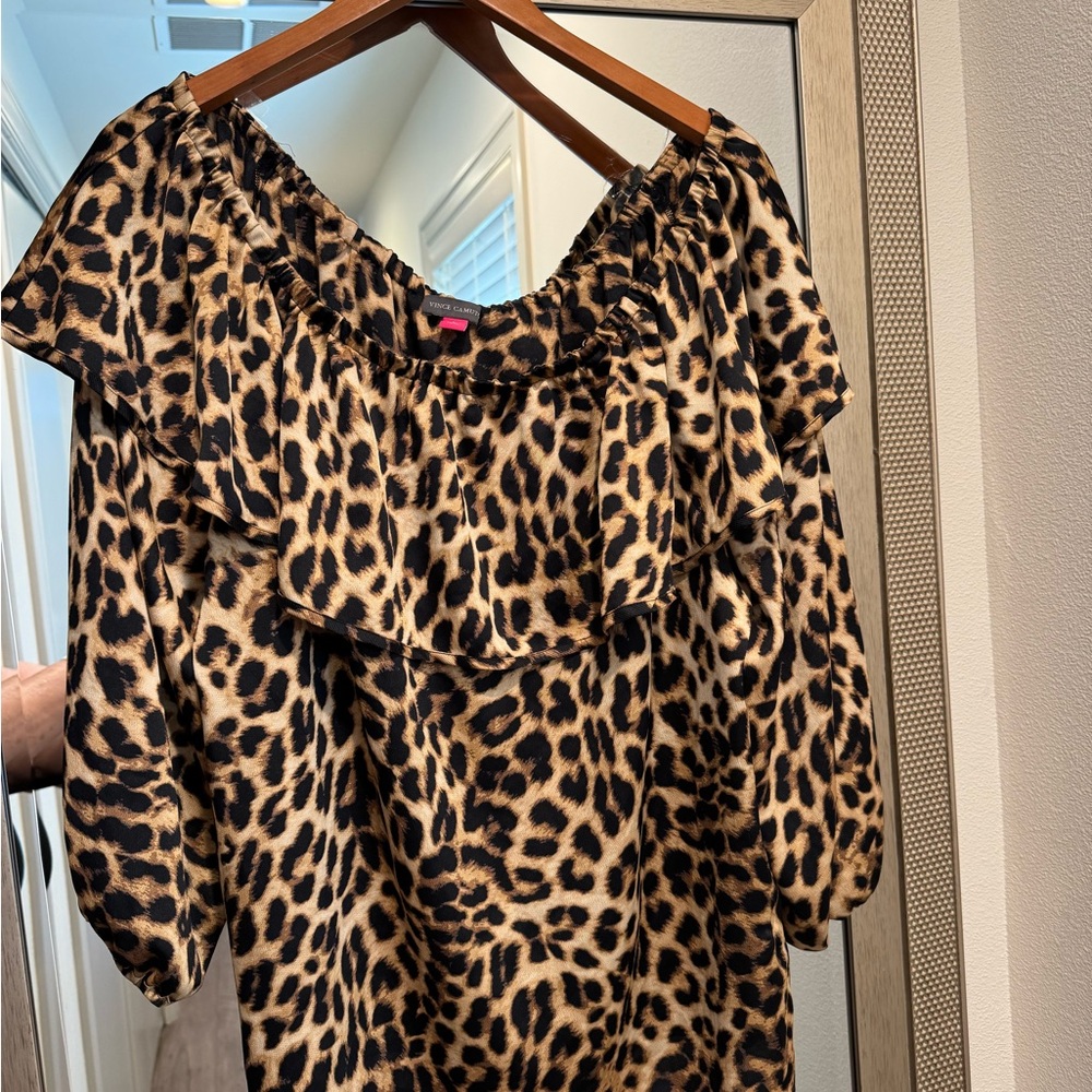Vince Camuto 0ff shoulder top. - Picture 2 of 7